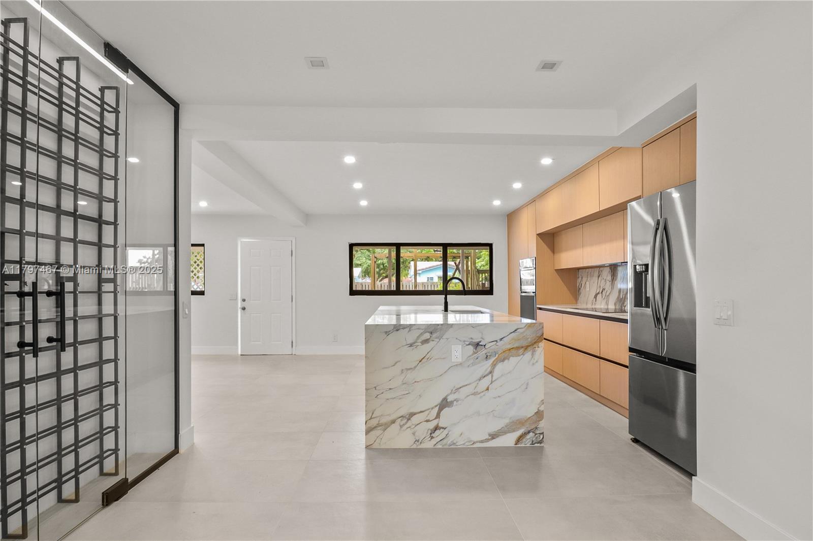 HOLLYWOOD HILLS - Residential
