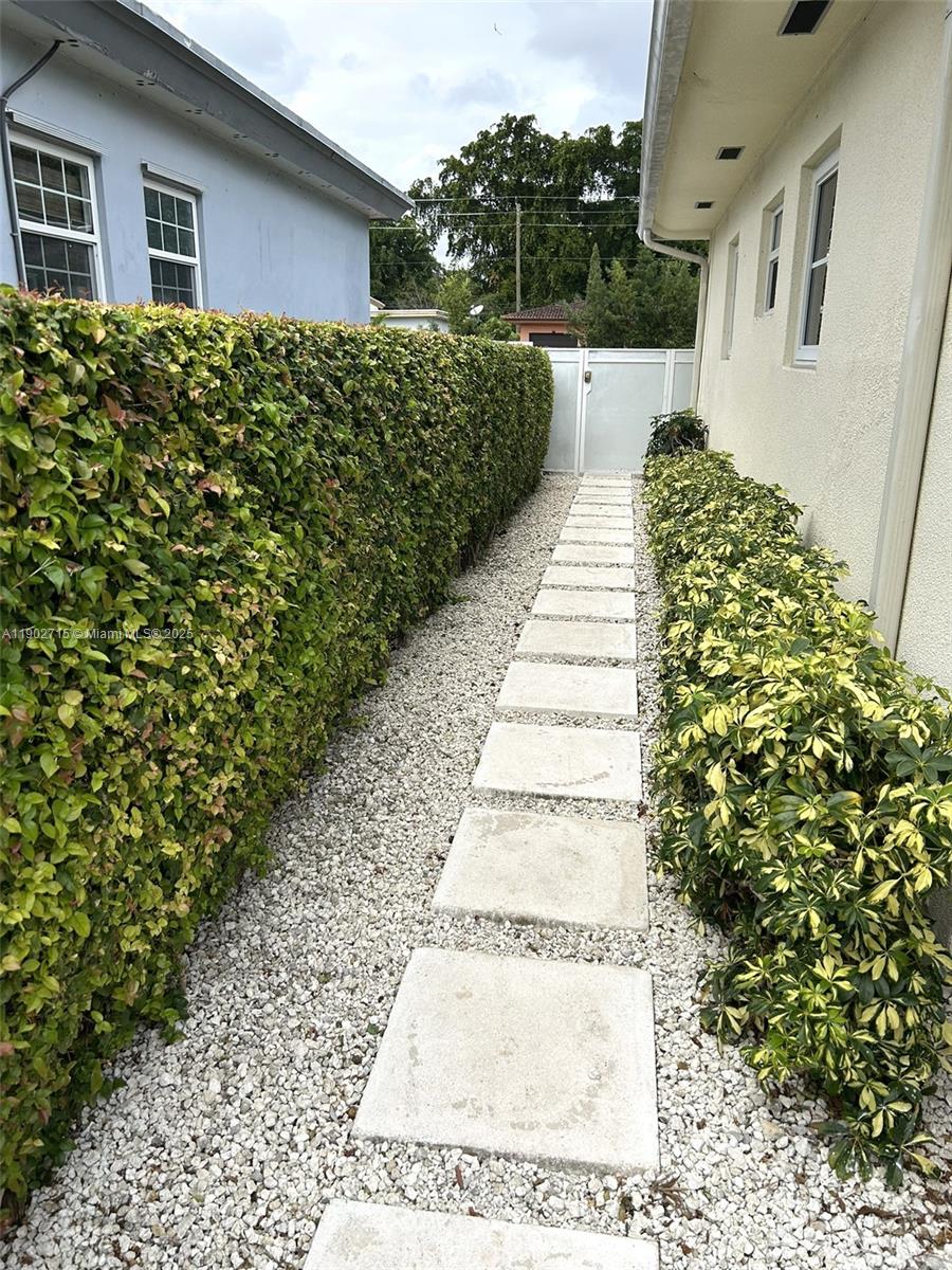 VISTA BISCAYNE - Residential Lease