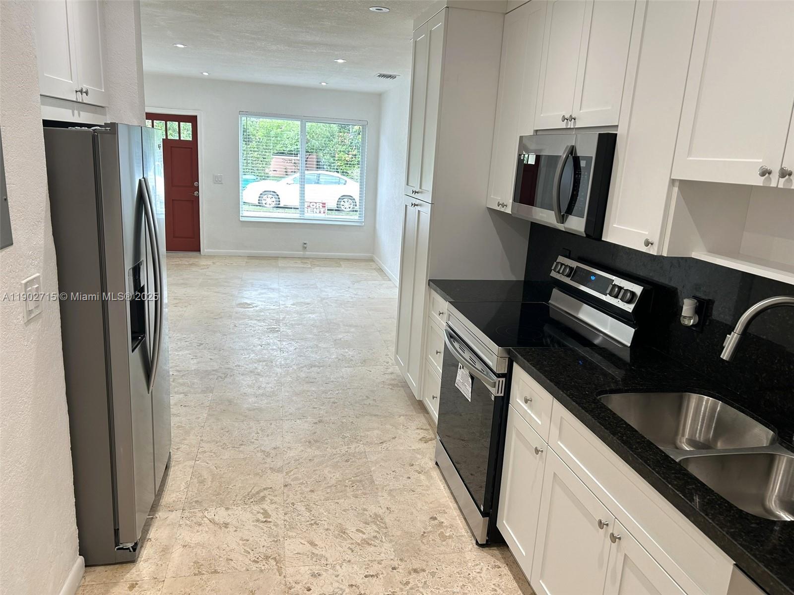 VISTA BISCAYNE - Residential Lease