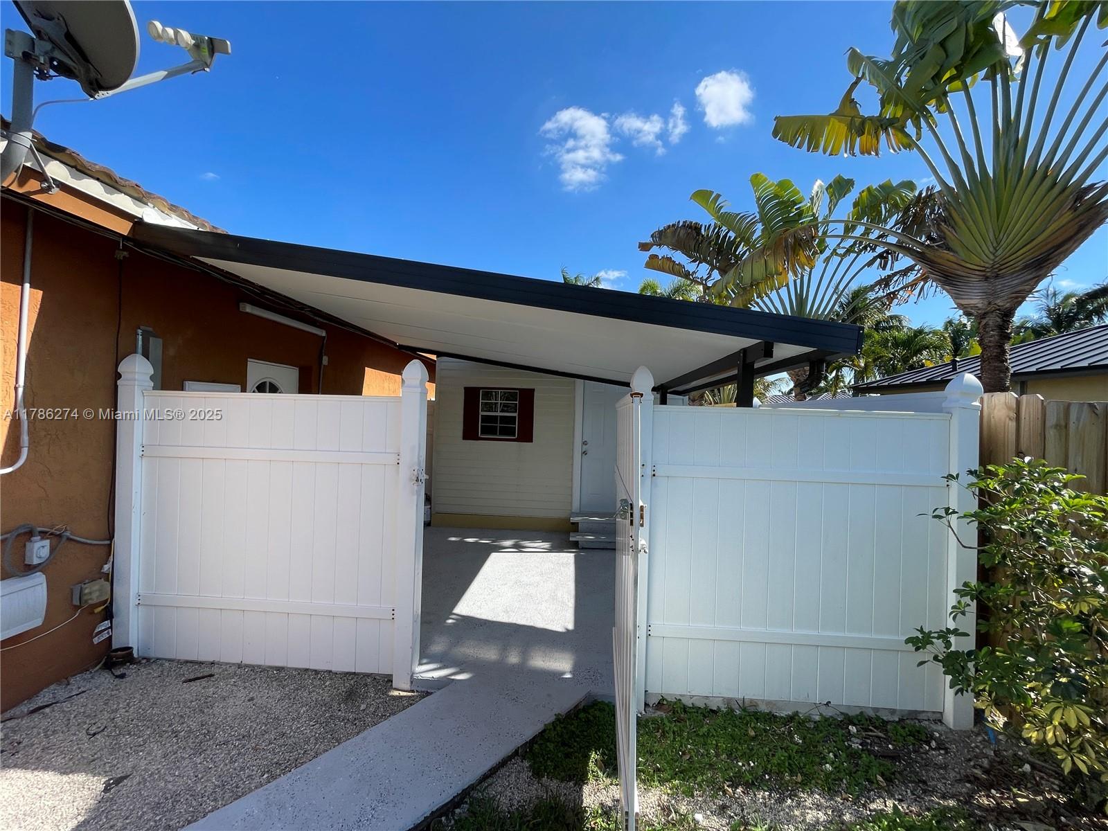 Rental Property at 12834 Sw 210th Ter Eff, Miami, Broward County, Florida - Bedrooms: 1 
Bathrooms: 1  - $1,500 MO.