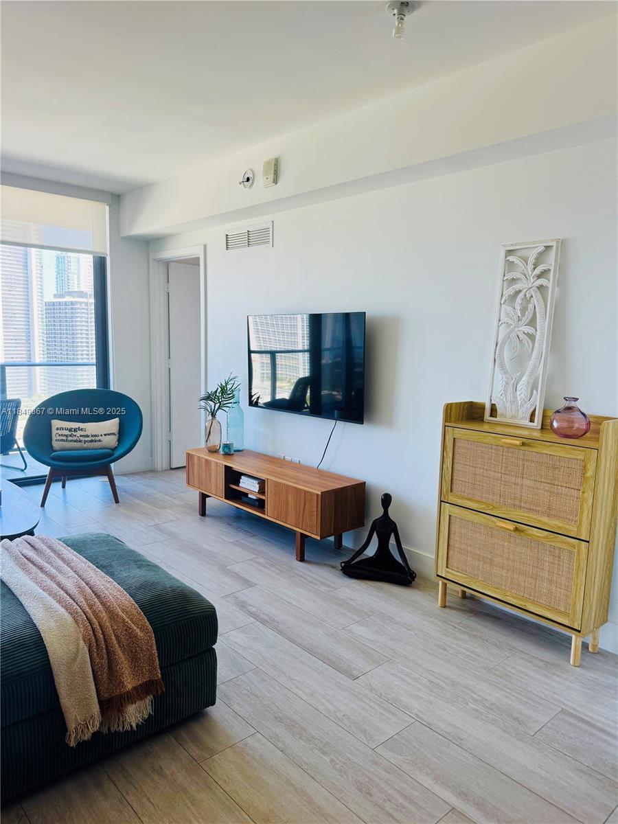 121 NE 34th St 2705