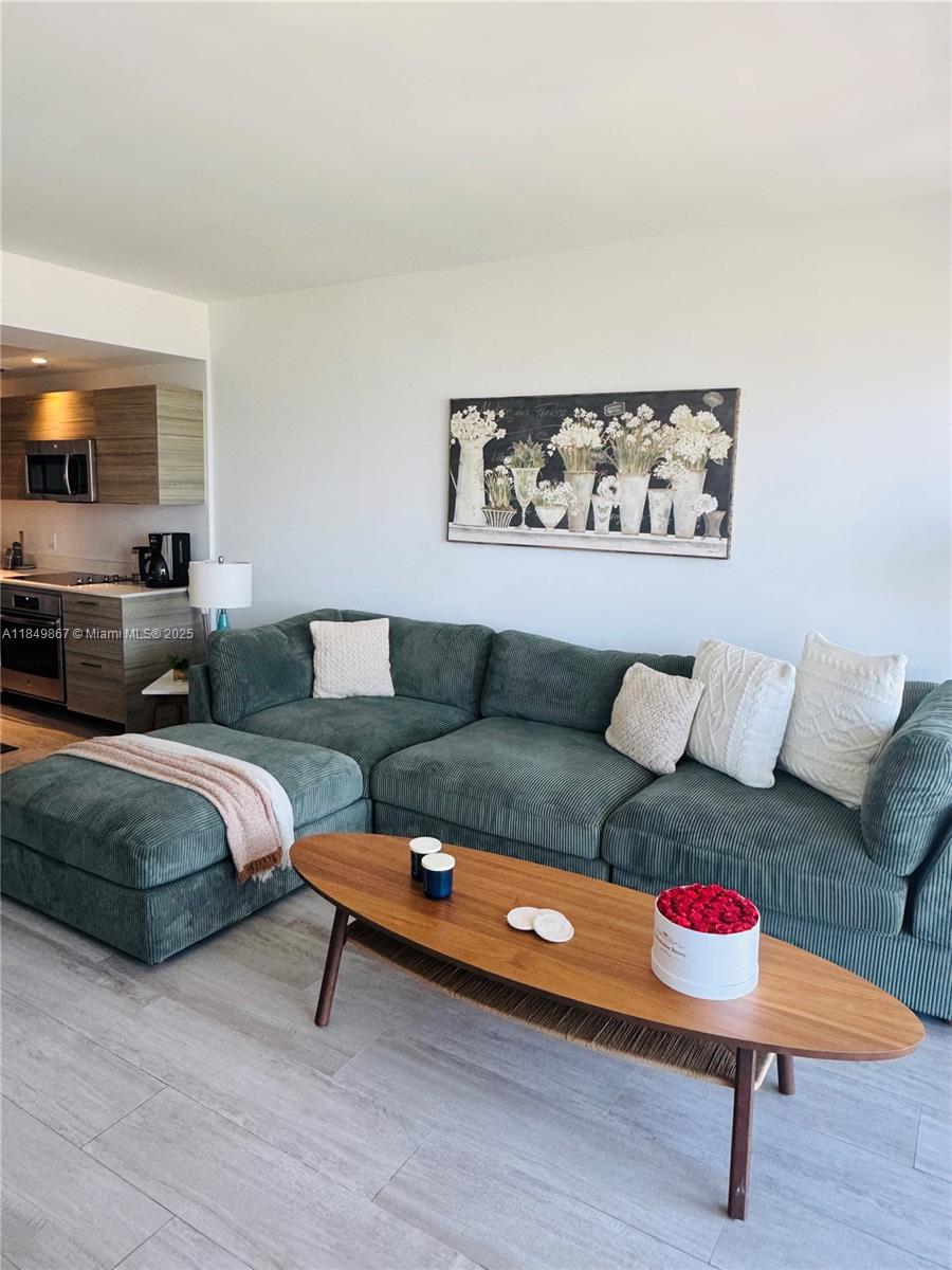 NEW MIDTOWN-MIAMI EXCLUSIVE BUILDING! 1 BEDROOM + DEN AND 1+1/2 BATHS CONDO WITH BAY AND
OCEAN VIEWS IN THE EAST SIDE OF THE CONDO. EUROPEAN KITCHEN, WASHER AND DRYER INSIDE THE UNIT
AND A GREAT BALCONY TO ENJOY THE VIEW. EXCELLENT AMENITIES FOR RESIDENTS ONLY USE AS WELL AS
ACCESS TO THE HOTEL'S AMENITIES. NEW GYM, HEATED POOL WITH PRIVATE CABANAS, TENNIS COURT AND
MINI GOLF, MEETING ROOMS, MEDIA ROOM, TENNIS, CHILDREN'S ROOM, BUSINESS CENTER, SPA AND
RESTAURANT/BAR; CENTRALLY LOCATED WITH PLENTY OF NEARBY RESTAURANTS AND SHOPS. EASY ACCESS TO
HIGHWAYS AND CLOSE TO THE AIRPORT.