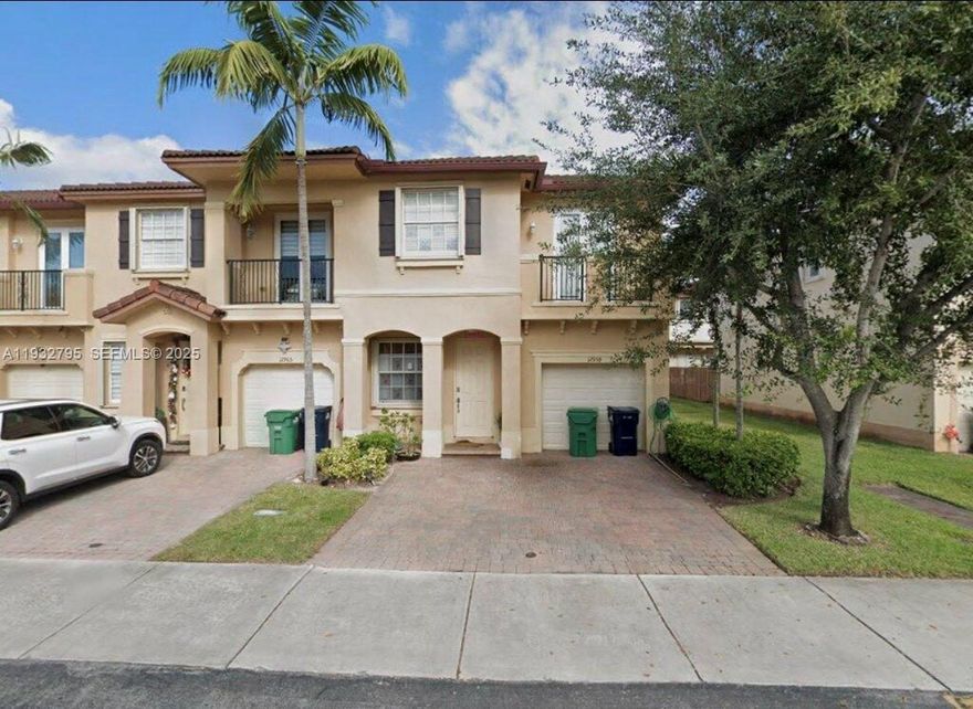 Large comfortable townhouse unit in a quiet community, Two large pool, club house and gyn in the complex, pet friendly, 5 minutes to major highway, Costco, bank, and shopping, 25 minutes to Airport, 40 minuts to miami beach. It is a corner unit, large master bedroom, large room size walk in closet, granite kitchen counter top, upgraded appliances, BBQ area in the back yard, easy to show.