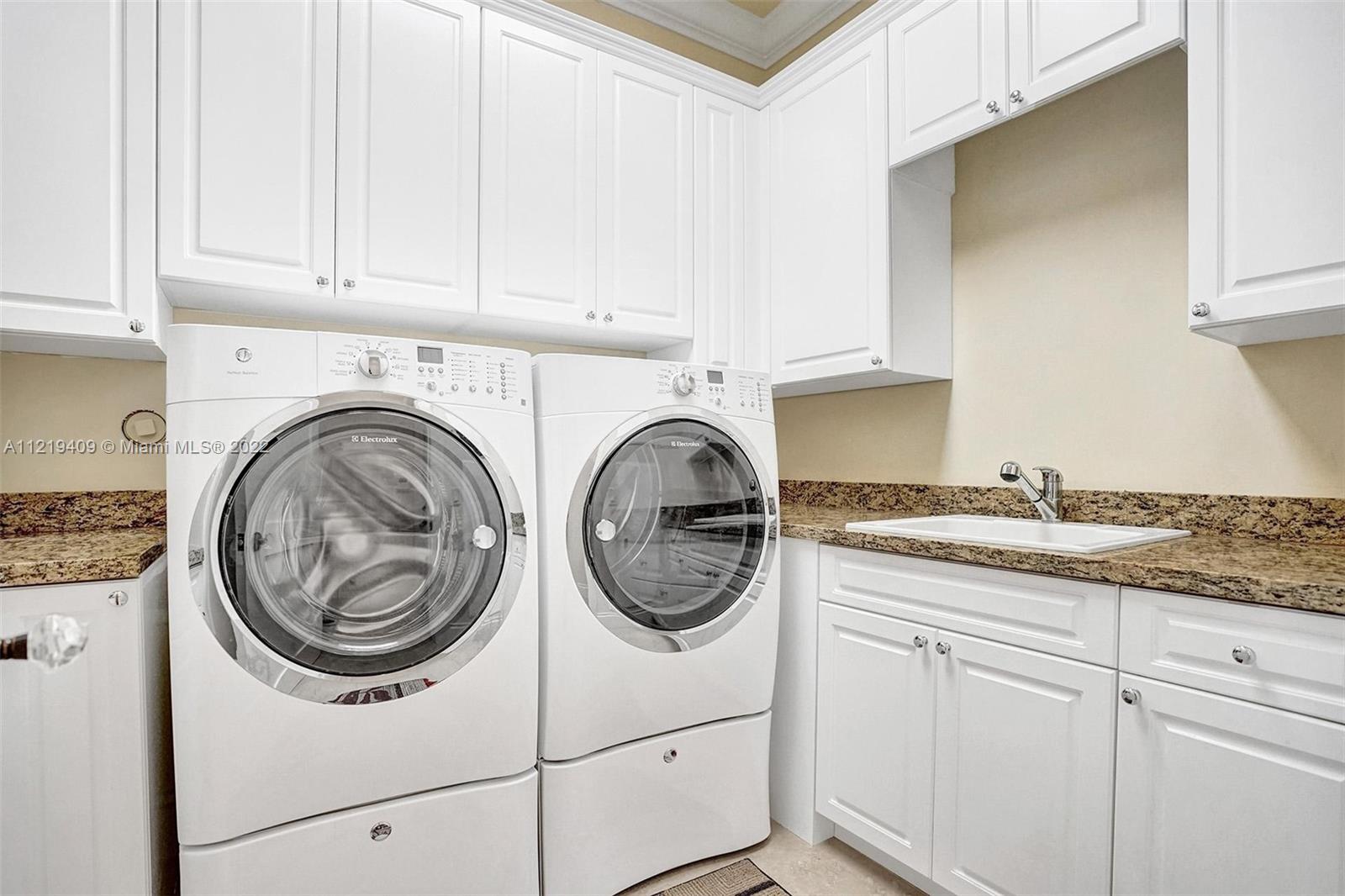 VENETIAN ISLES 2ND SEC - Residential