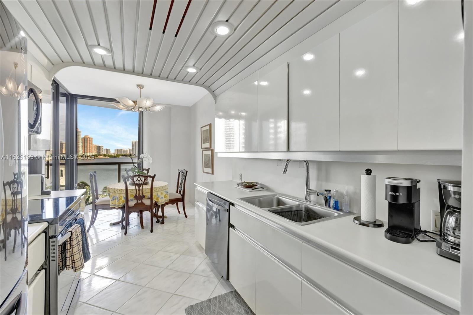 4000 ISL BLVD WILLIAMS IS - Residential