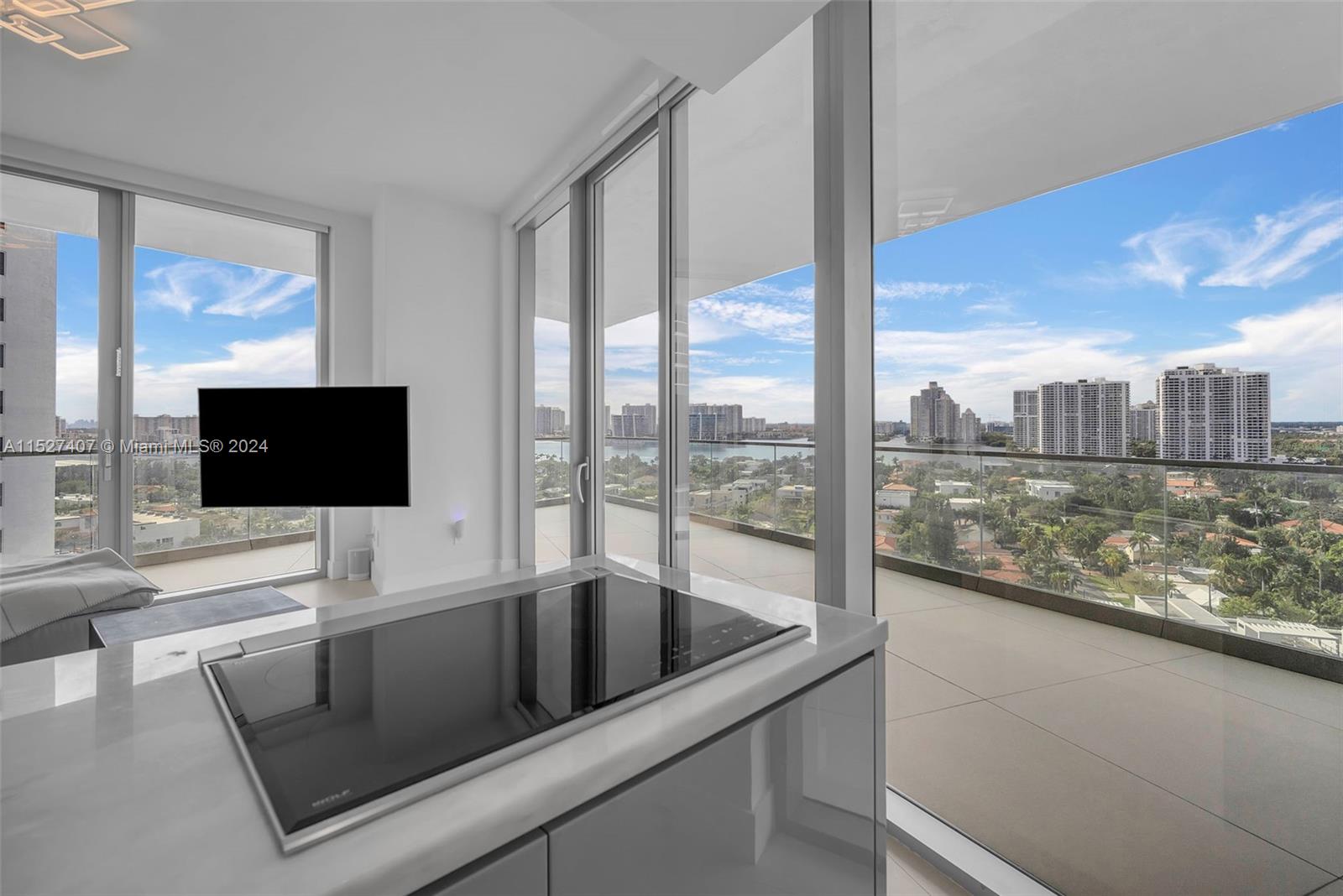 18975 Collins Ave 1105