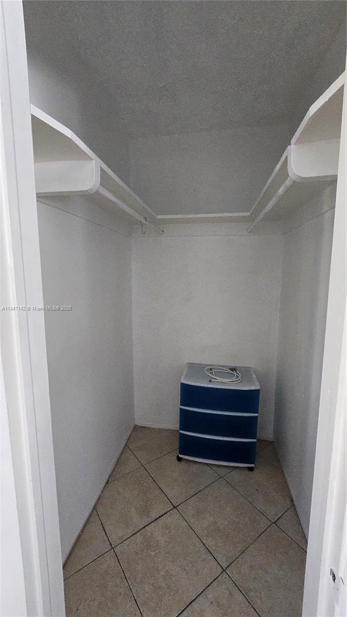 ISLE OF VENICE APTS INC C - Residential Lease