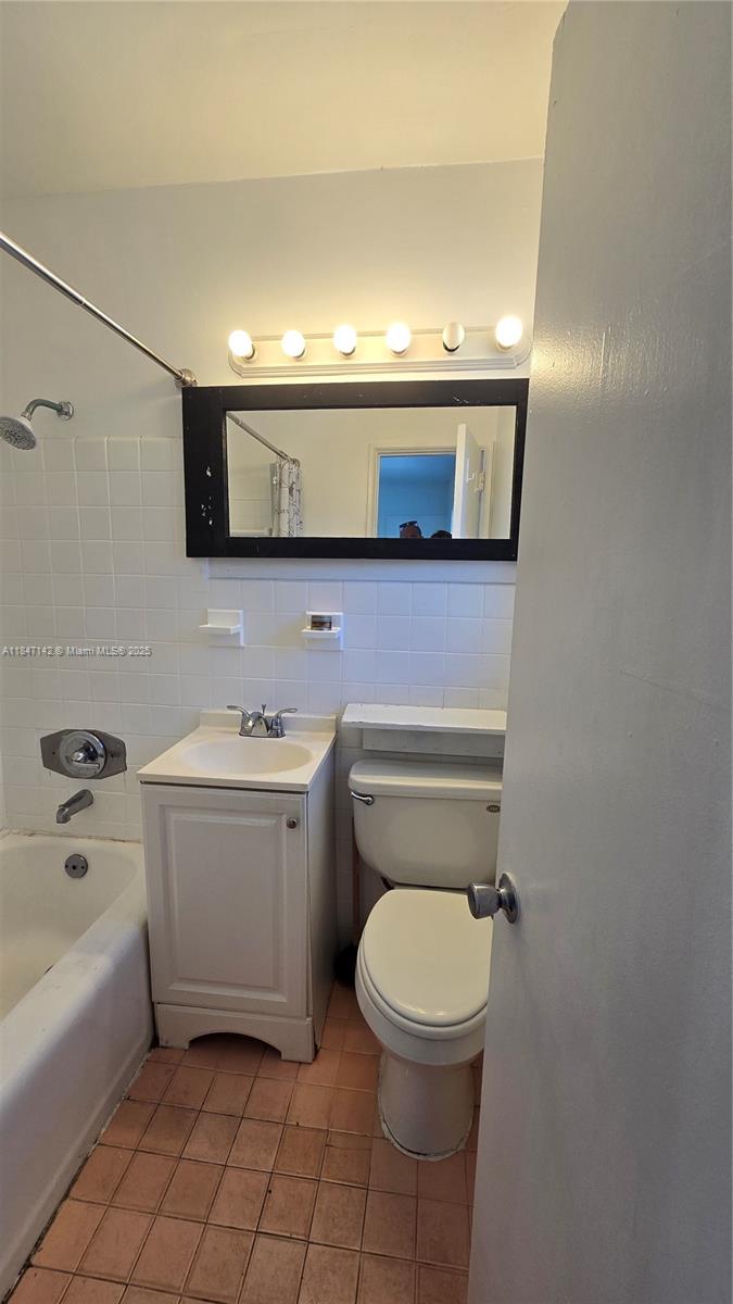 ISLE OF VENICE APTS INC C - Residential Lease