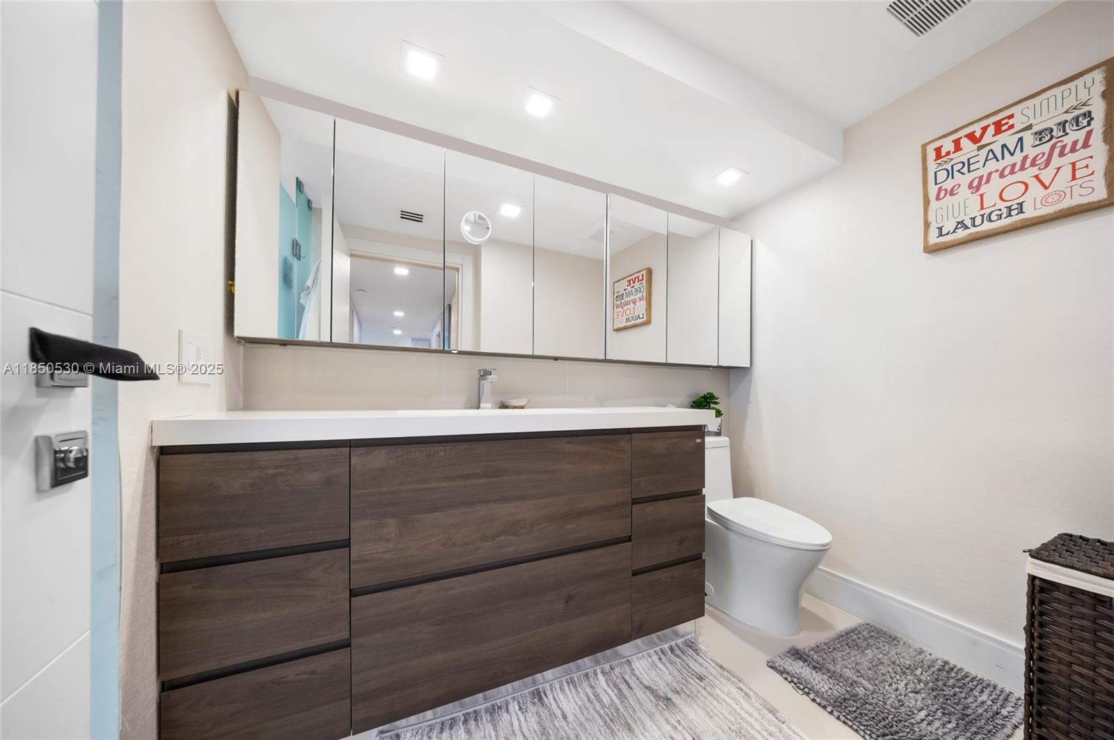 VILLA REGINA CONDO - Residential