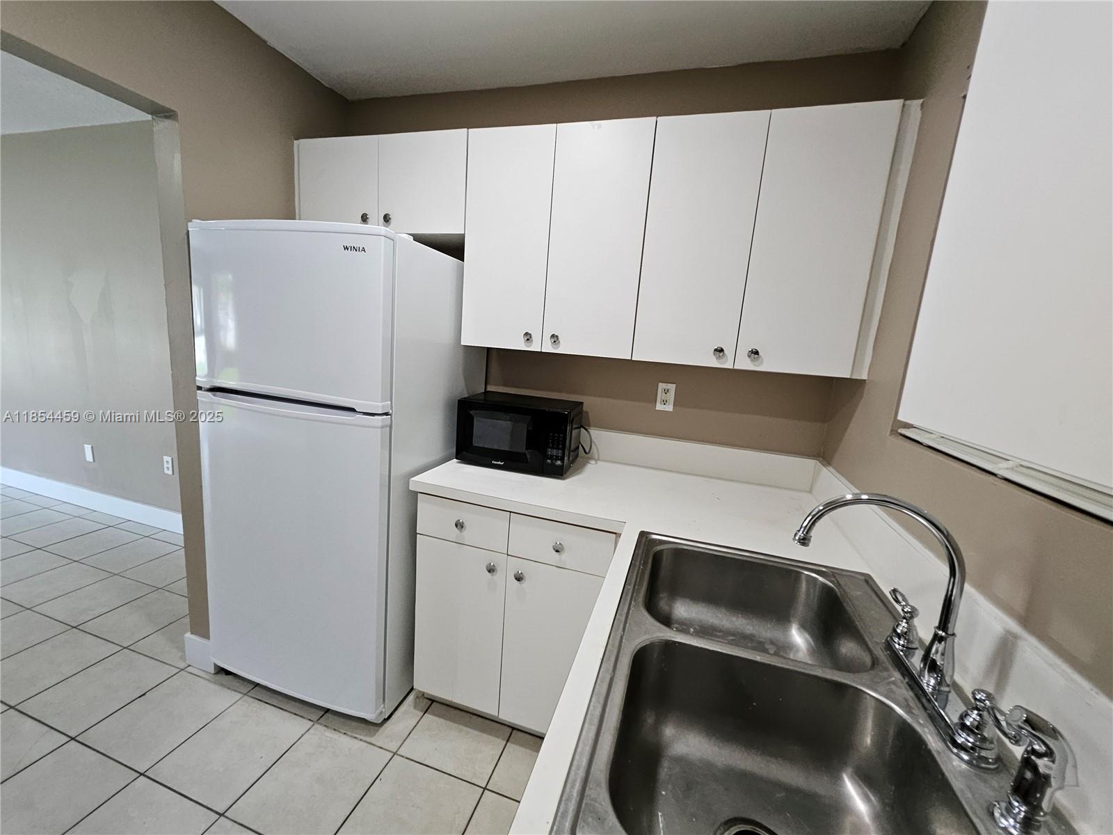 VILLAS OF MIAMI LAKES CON - Residential Lease