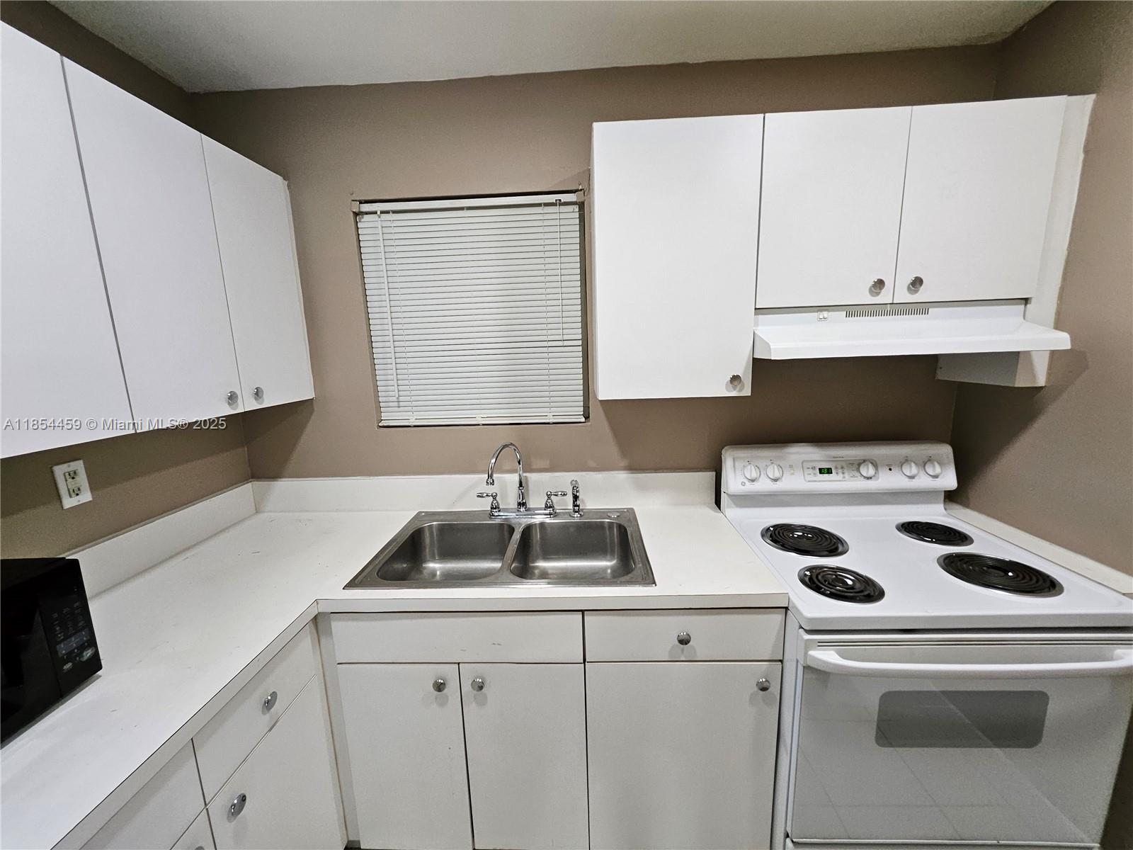 VILLAS OF MIAMI LAKES CON - Residential Lease
