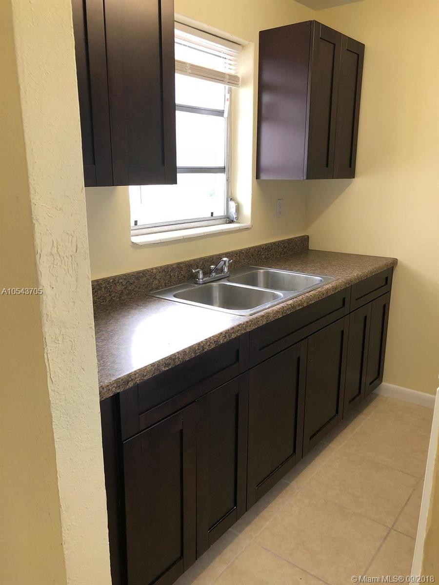Totally renovated unit. Updated kitchen and bathrooms. Freshly painted. Laundry room facilities. Corner unit with backyard. Minutes away from main streets, shopping center and main stores.