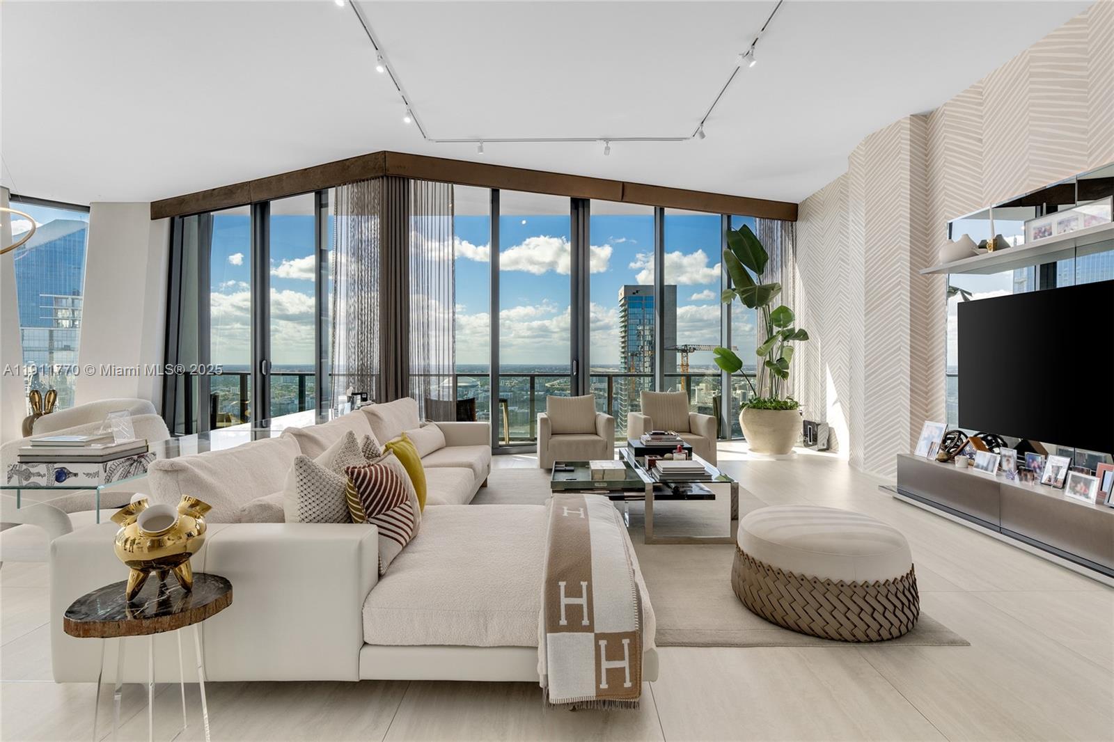 ONE THOUSAND MUSEUM CONDO - Residential