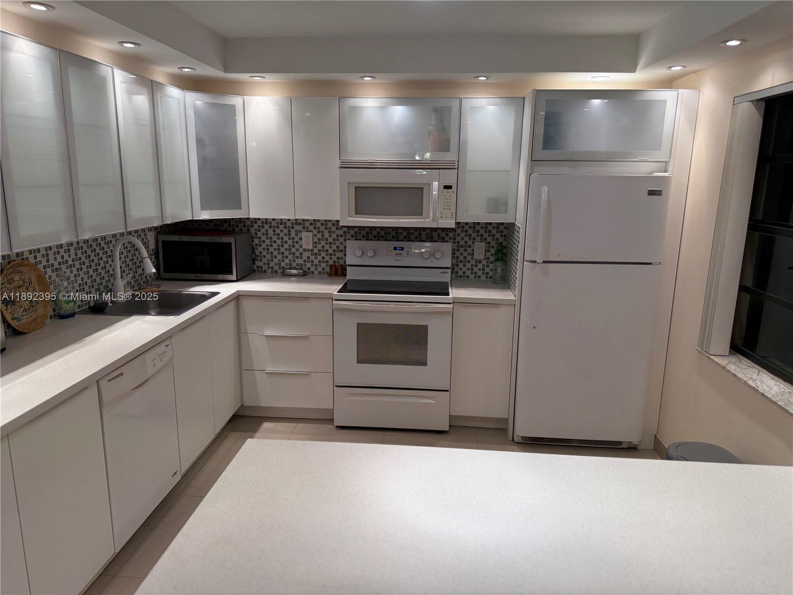 Located in a 55+ Community
Beautiful 1-bedroom, 1.5-bath condo featuring a large kitchen and open living and eating area, located in an amazing, mature, and quiet community. Perfect for comfortable living with plenty of space and charm.