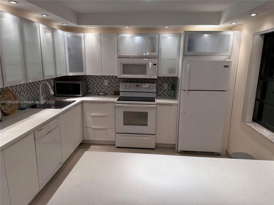 Located in a 55+ Community
Beautiful 1-bedroom, 1.5-bath condo featuring a large kitchen and open living and eating area, located in an amazing, mature, and quiet community. Perfect for comfortable living with plenty of space and charm.