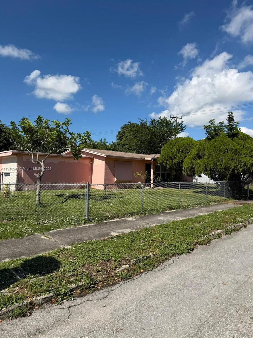 Investor Special – Northwood Hills Historic District!
Solid 5BR / 2BA home in great condition, needing only cosmetic updates. Strong rental and flip potential in a high-demand area near downtown West Palm Beach and the beach. Large lot, good layout, and no major repairs needed — easy value-add opportunity with excellent ROI potential.
 Estimated ARV: $480K–$520K | Projected Rent: $4,000–$4,500/month