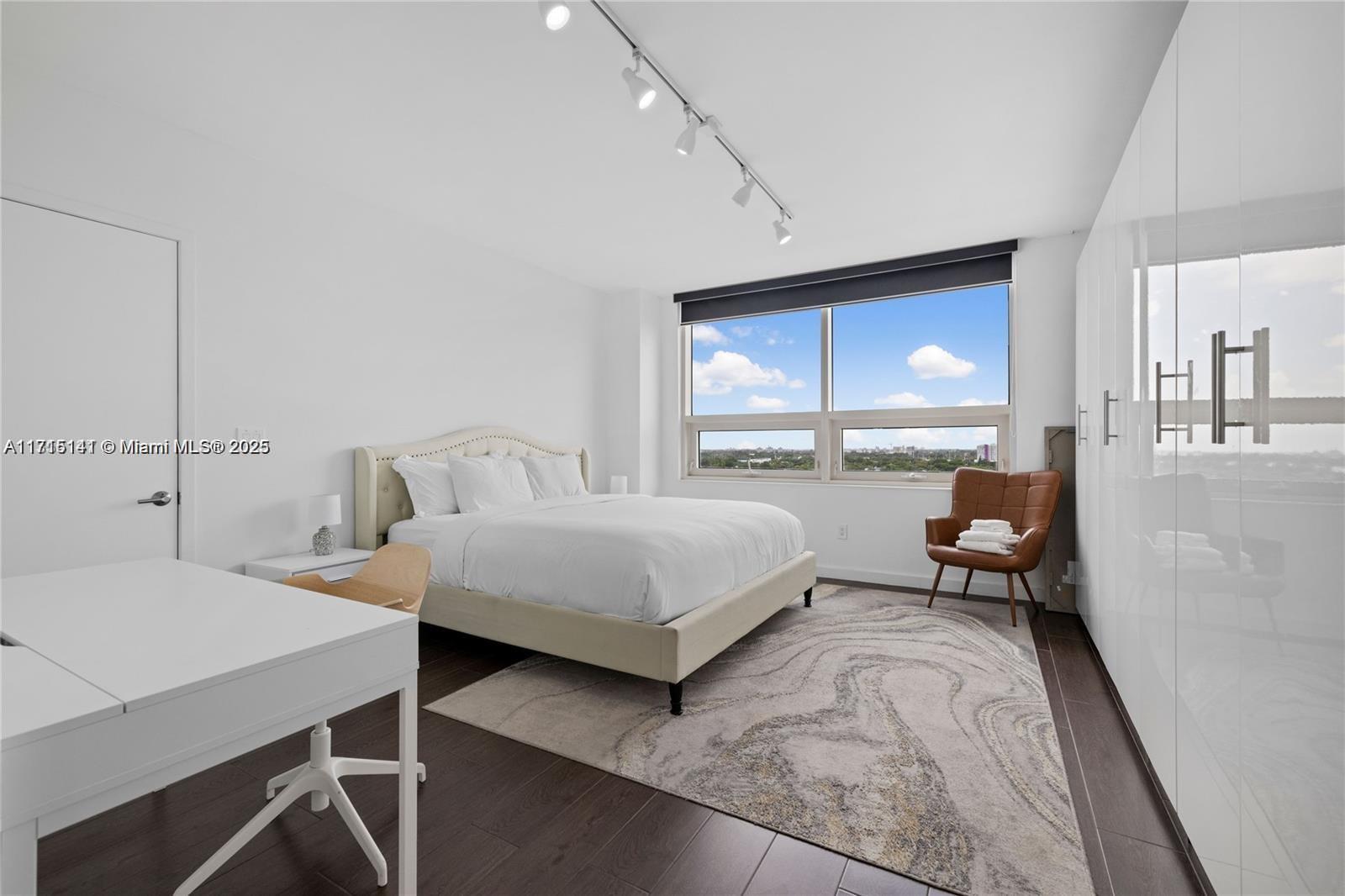 MIDBLOCK MIAMI CONDO - Residential Lease