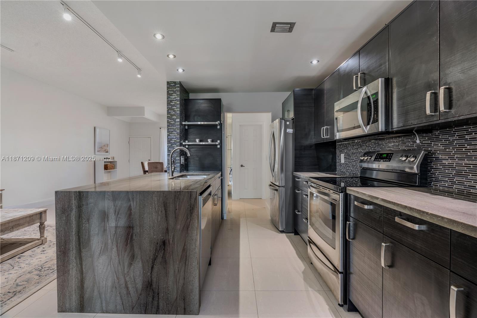 LA PAZ AT BOCA POINTE - Residential Lease