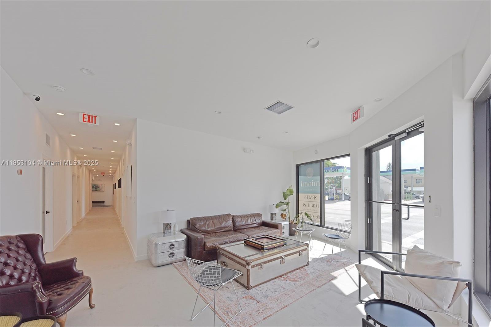 Ground-Level Office – Flexible Workspace for Designers, Entrepreneurs & Professionals. Ideally located between Miami Shores, the Design District, Edgewater, and Midtown. Perfect for professionals, entrepreneurs, and small business owners seeking a quiet and functional workspace. Flexible lease options: $1,000/month or $250/week.
Includes high-speed internet, 24/7 access, and access to modern shared common areas.
Assigned parking available for an additional $50/month.
A great opportunity to grow your business in a well-connected location and inspiring environment.