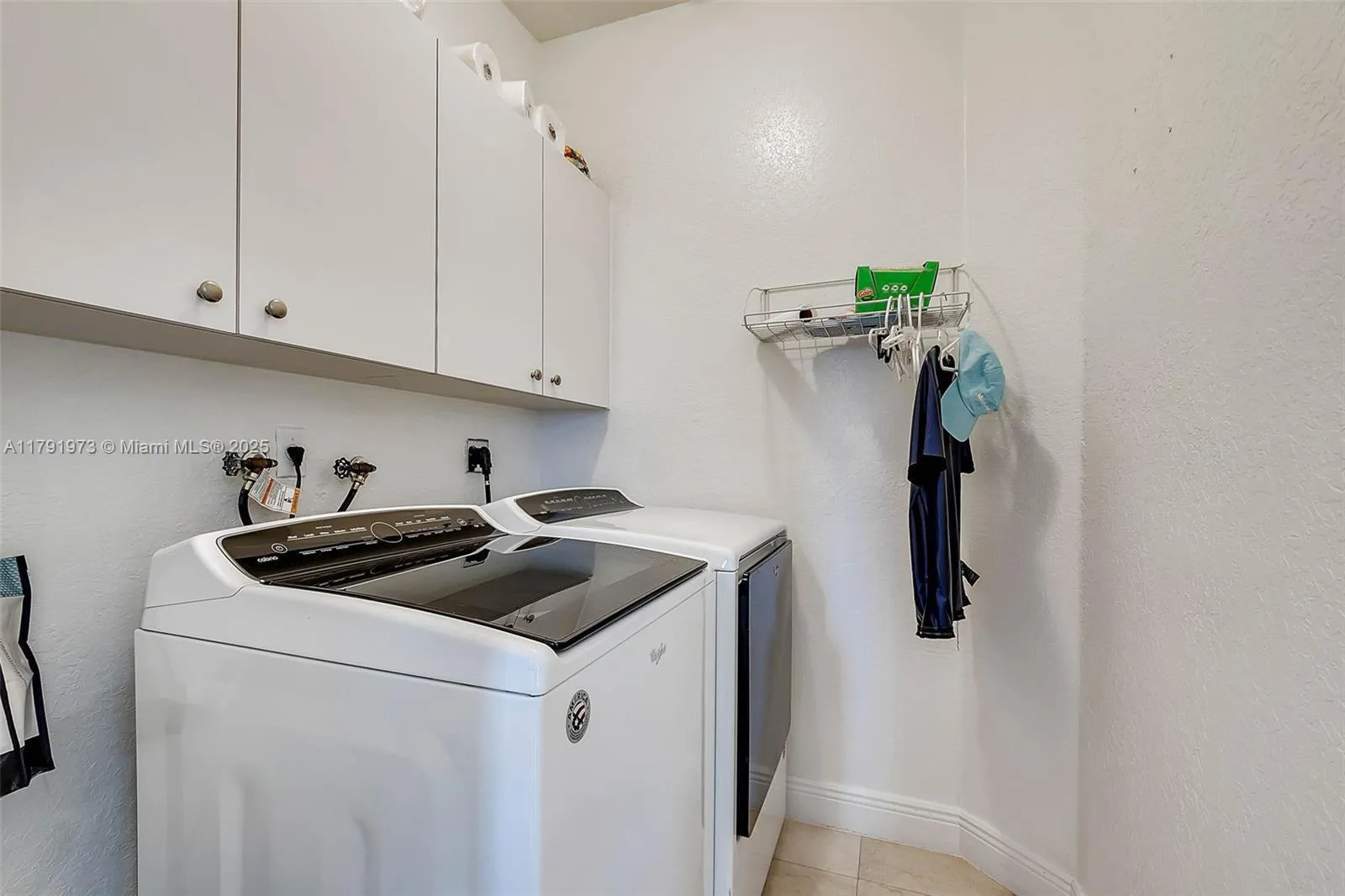 Miami, Florida 33175, United States, 4 Bedrooms Bedrooms, ,3 BathroomsBathrooms,Residential,Active,118006