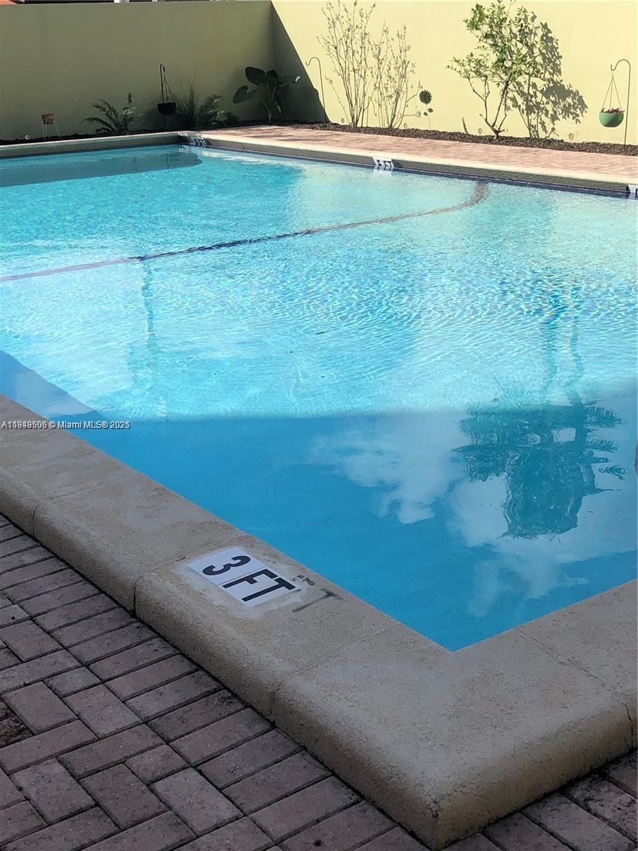 SANTA MONICA CONDOMINIUM - Residential