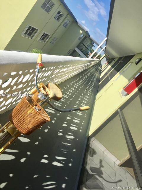 SANTA MONICA CONDOMINIUM - Residential