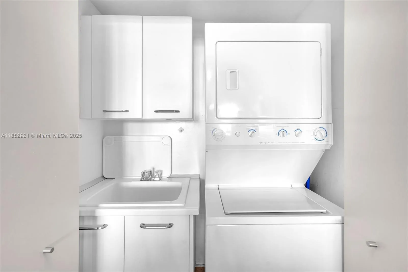 Miami, Florida 33131, United States, 2 Bedrooms Bedrooms, ,3 BathroomsBathrooms,Residential,Active,185880