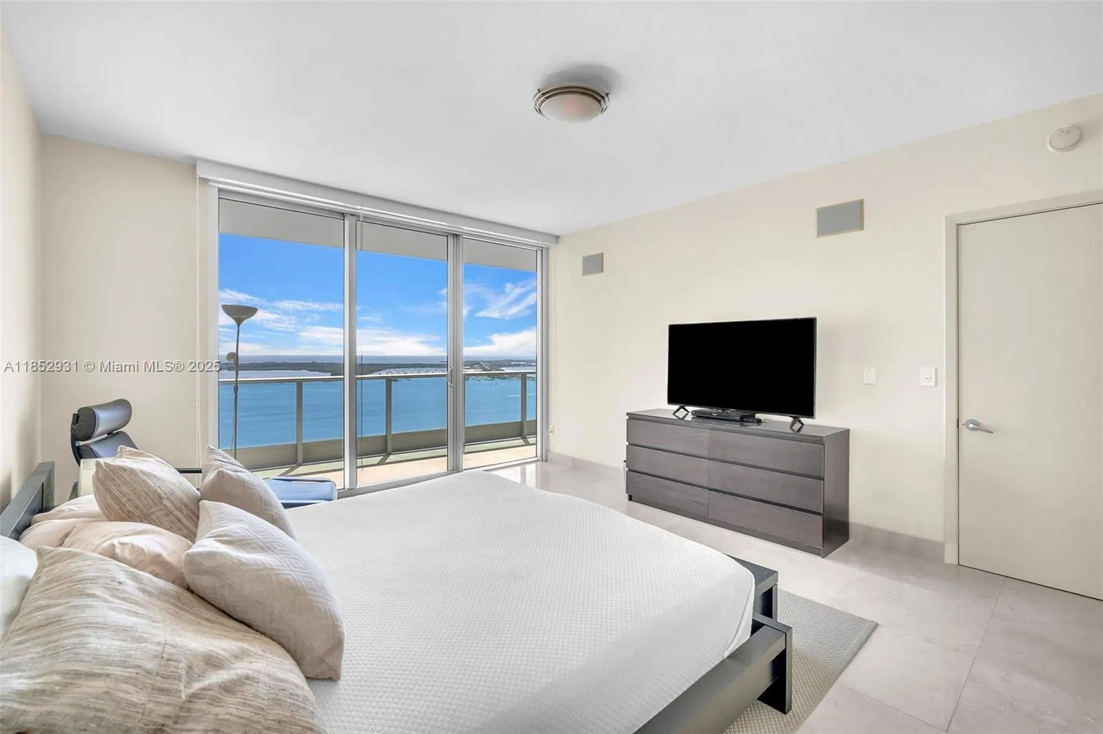 Miami, Florida 33131, United States, 2 Bedrooms Bedrooms, ,3 BathroomsBathrooms,Residential,Active,185880