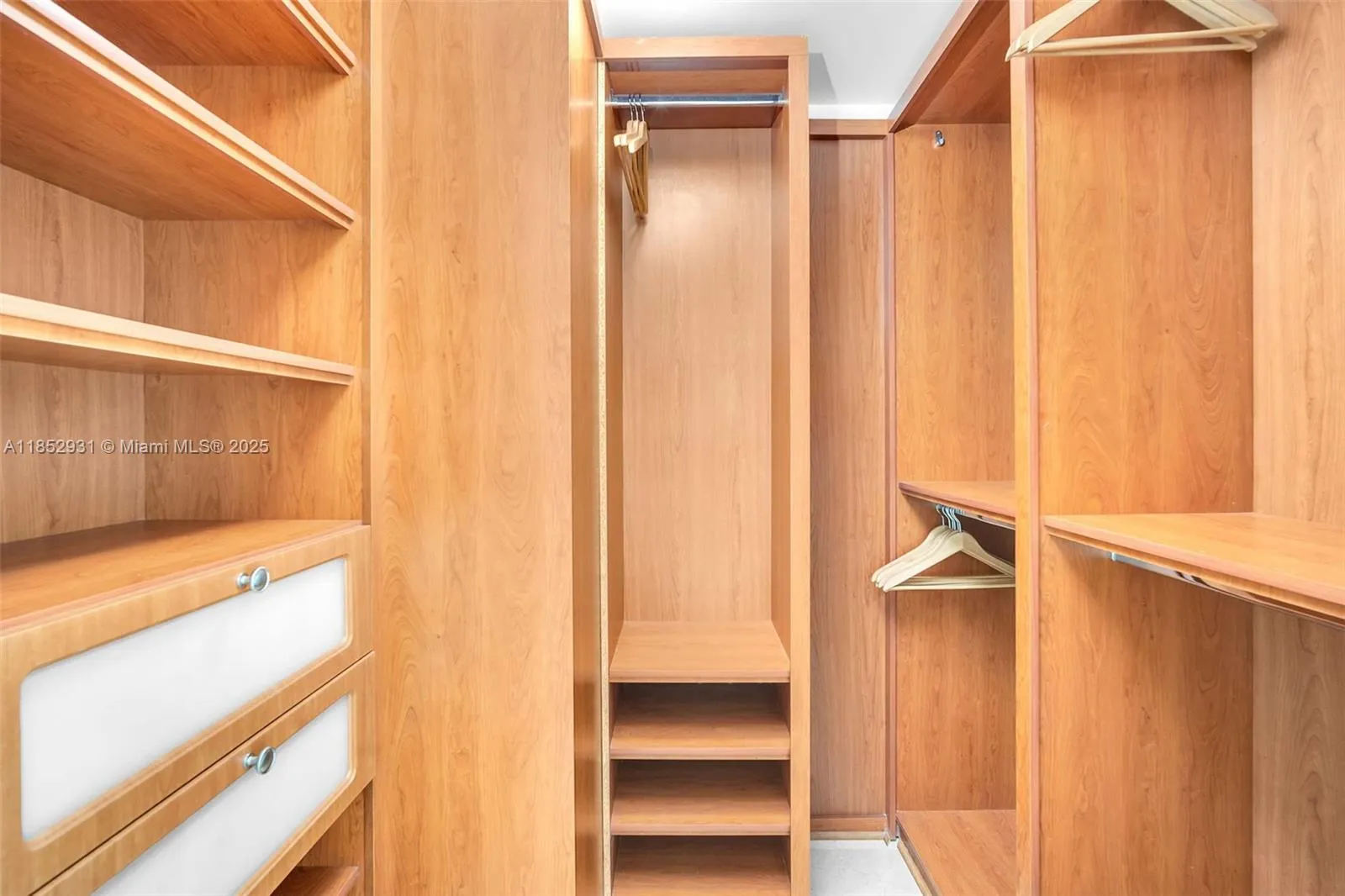 Miami, Florida 33131, United States, 2 Bedrooms Bedrooms, ,3 BathroomsBathrooms,Residential,Active,185880