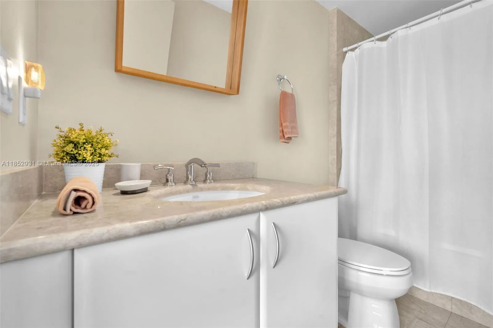 Miami, Florida 33131, United States, 2 Bedrooms Bedrooms, ,3 BathroomsBathrooms,Residential,Active,185880