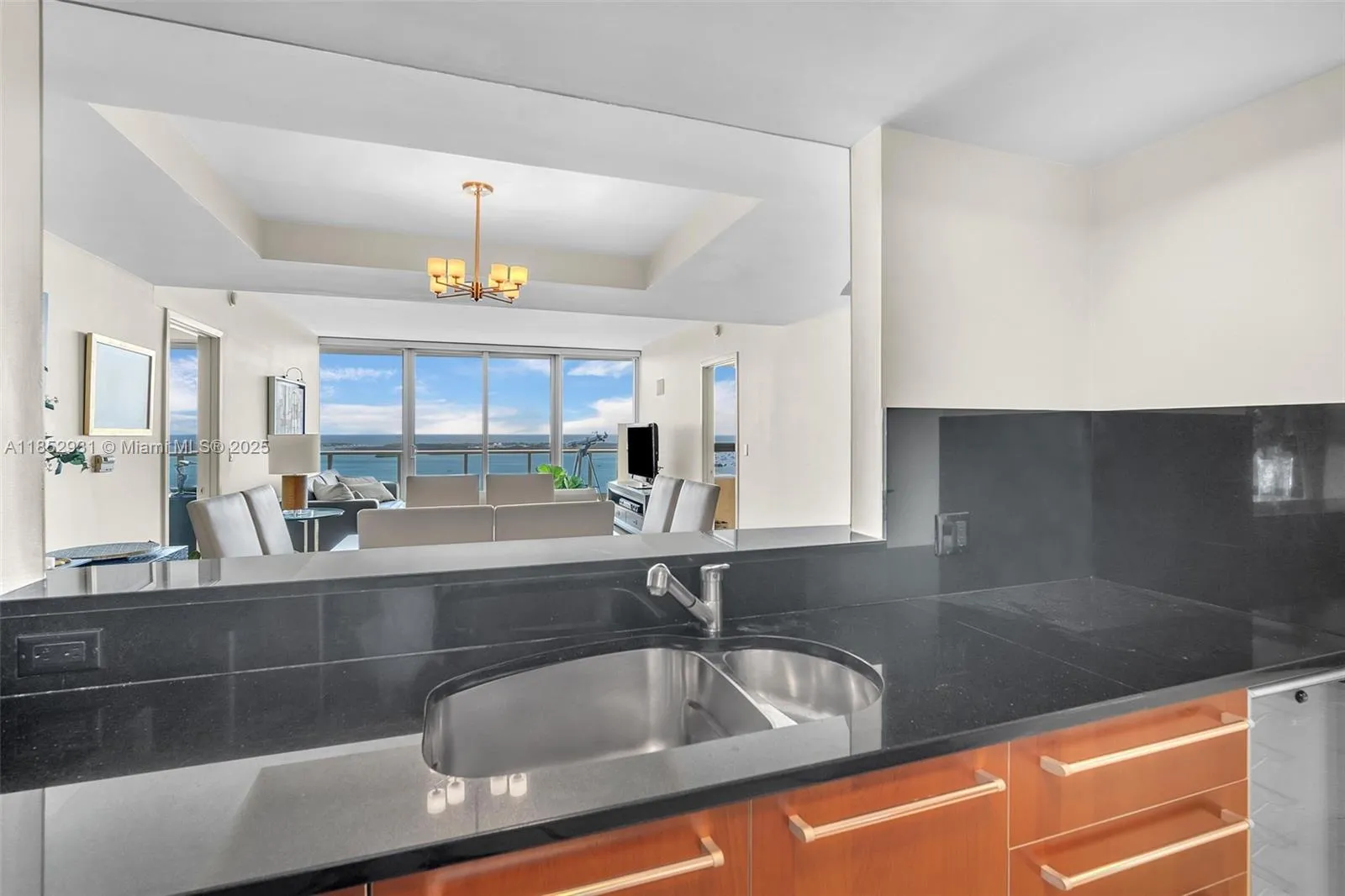 Miami, Florida 33131, United States, 2 Bedrooms Bedrooms, ,3 BathroomsBathrooms,Residential,Active,185880