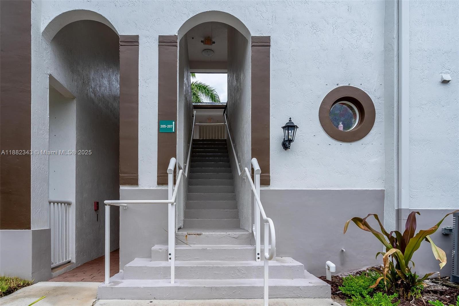 COURTYARDS FOUR CONDO - Residential