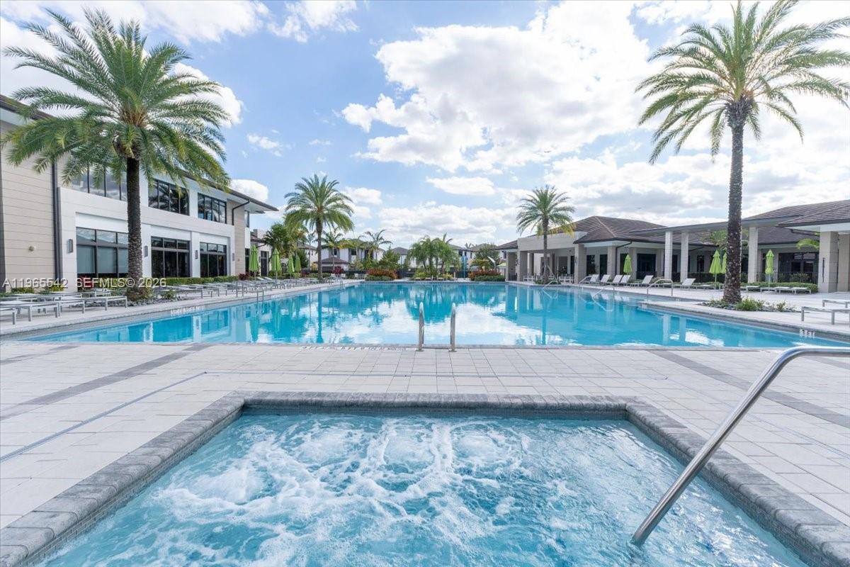 DOWNTOWN DORAL SOUTH PHAS - Residential