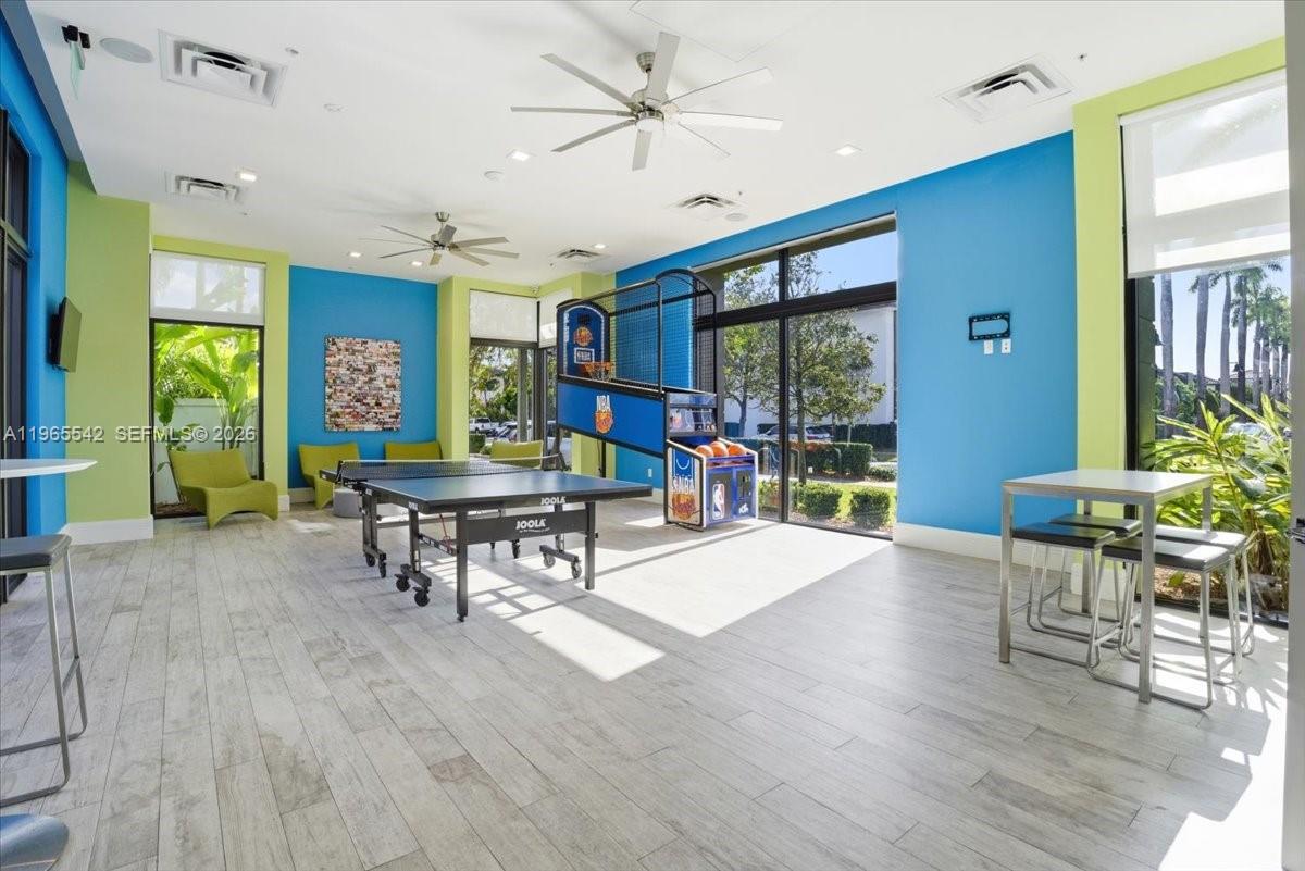 DOWNTOWN DORAL SOUTH PHAS - Residential