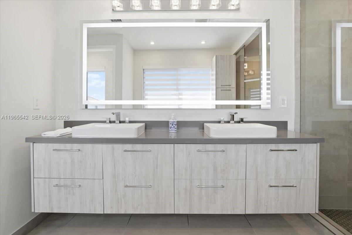 DOWNTOWN DORAL SOUTH PHAS - Residential