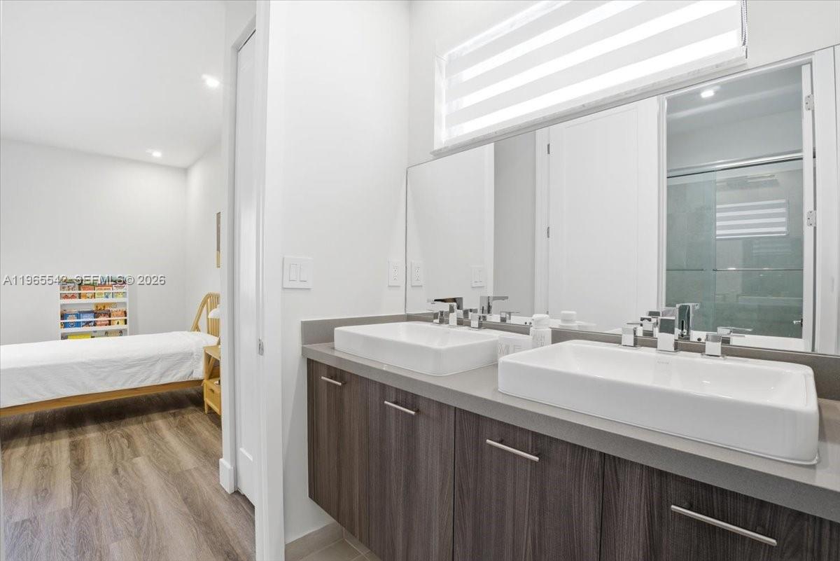 DOWNTOWN DORAL SOUTH PHAS - Residential