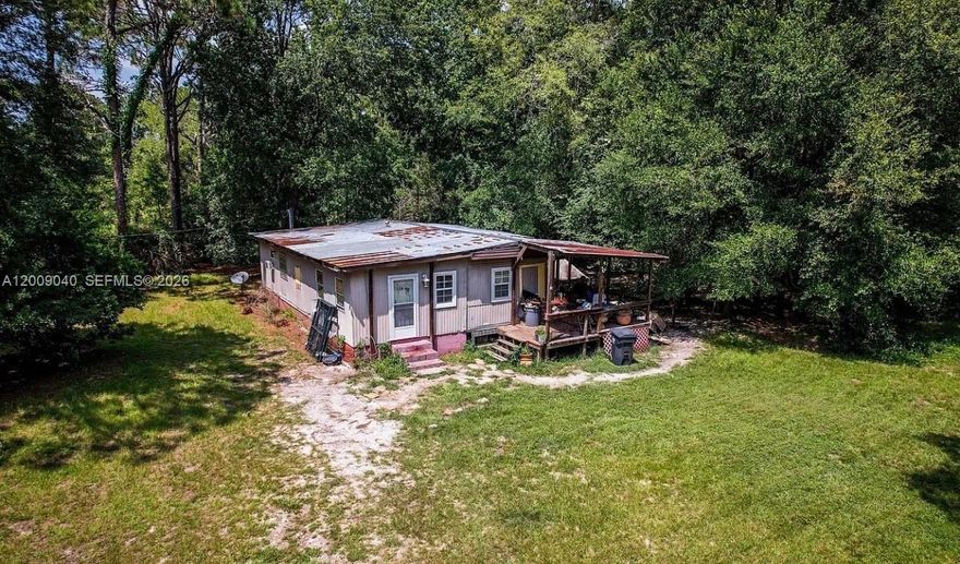 Handyman special is nestled on a generous 1.03 acre lot in Homosassa. Featuring 3 bedrooms and 1 and a half bathroom with 1,000 square
feet, the property is an excellent value for those looking for an affordable place to call home, a relaxing weekend getaway, or a great
investment opportunity