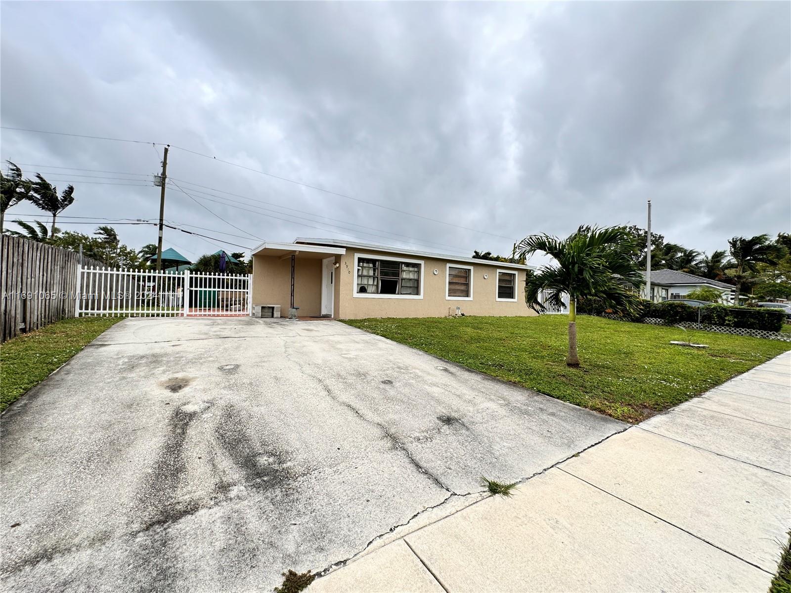 PLEASE READ COMPLETELY**Great property in great condition, marble floor through the property with a view of the lake. The property has a full-size washer/dryer in the back of the house. The property has marble throughout the entire house. New Paint throughout the entire home. THE CREDIT SCORE NEEDS TO BE OVER 670. THERE IS NO OVEN IN THE KITCHEN JUST A COOKTOP. DOGS LESS THAN 50 LBS AND RENTAL INSURANCE ARE REQUIRED WITH DOG LIABILITY.
