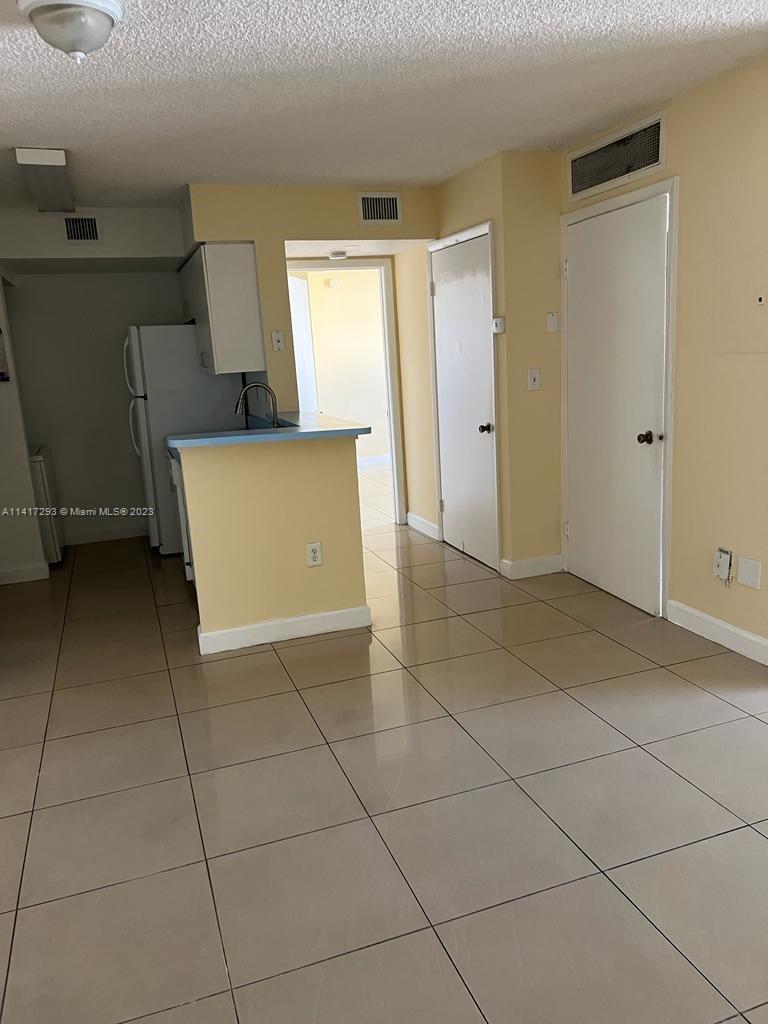 This beautiful 2 Beth 2 bath rental unit is situated in a highly desirable location and comes packed with amenities that make for comfortable living. You'll also appreciate the many amenities that come with living at Kendall Lake condominium features a fitness center, swimming pool, and clubhouse, giving you plenty of opportunities to stay active and social. The unit also comes with assigned parking and is located in a safe and quiet neighborhood that's close to major highways, shops, and restaurants.