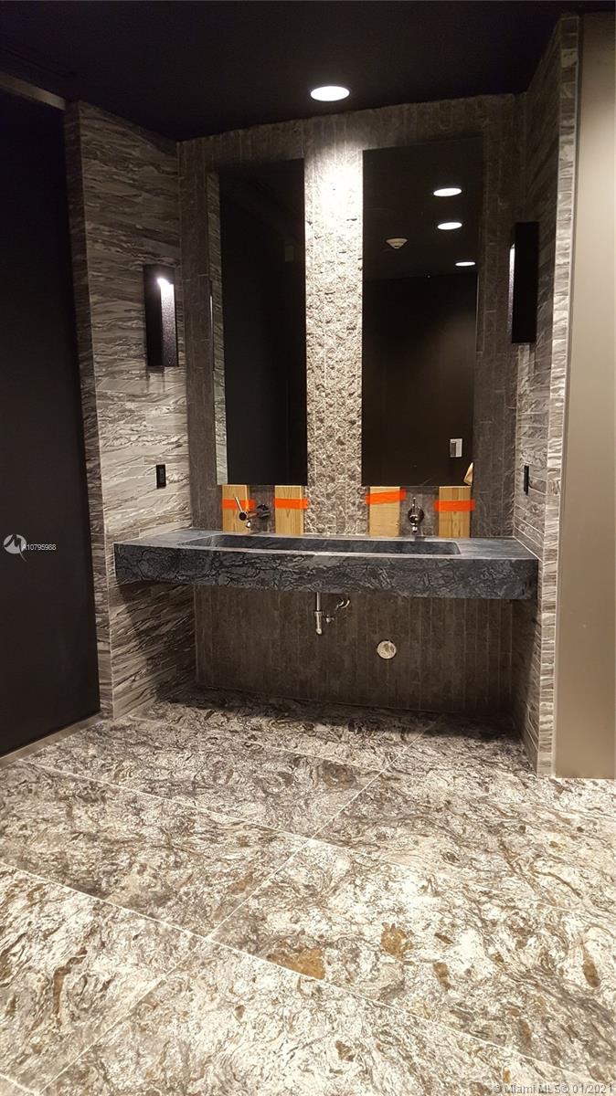 18555 COLLINS AVENUE COND - Residential