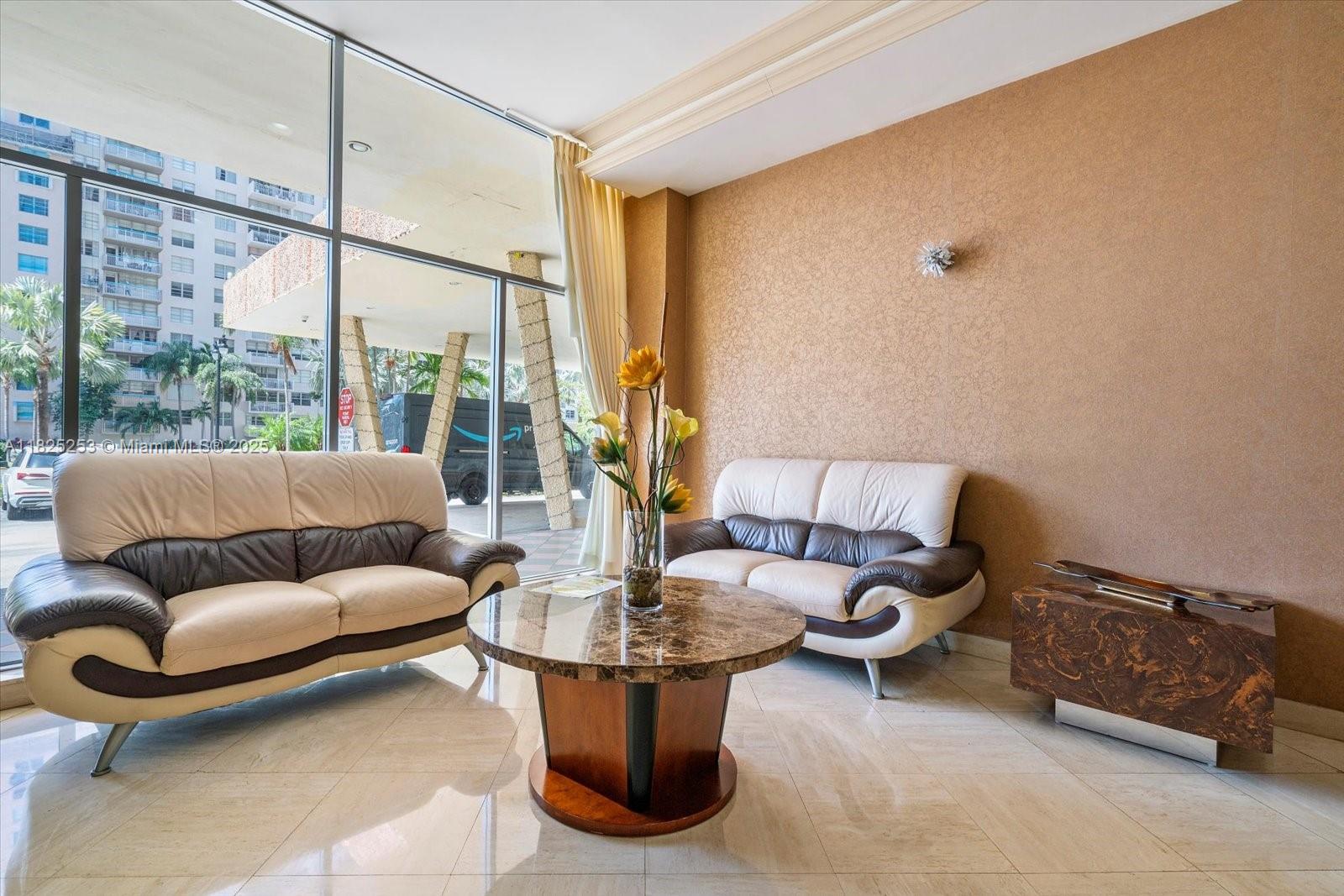 WINSTON TOWERS - Residential