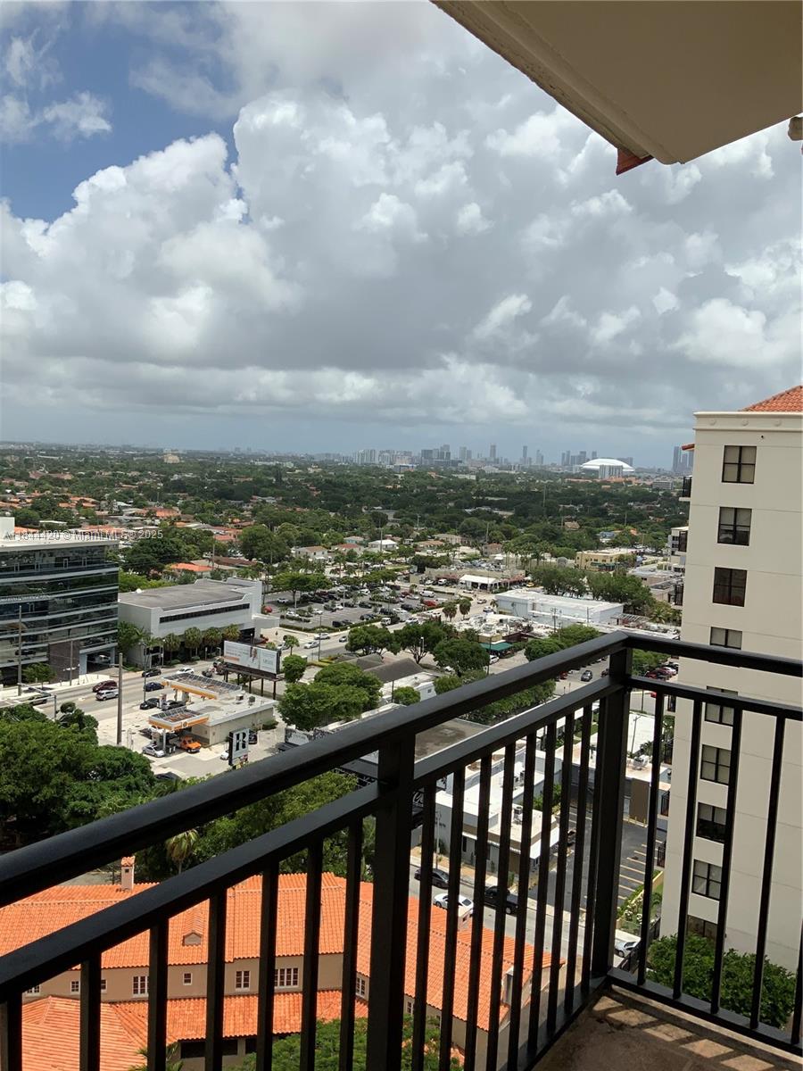 PENT HOUSE SPACIOUS 2/2 WITL BALCONY TITLE FLOORS OPE KITCHEN WITH STAINLESS STEEL APPLIANCES & GRANITE COUNTER TOP IN UNIT WASHER/DRYER INCLUDED WATER, BASIC CABLE, INTERNET GATED/COVERING PARKING, GYM,POOL,FREE VALET PARKING FOR GUES!!