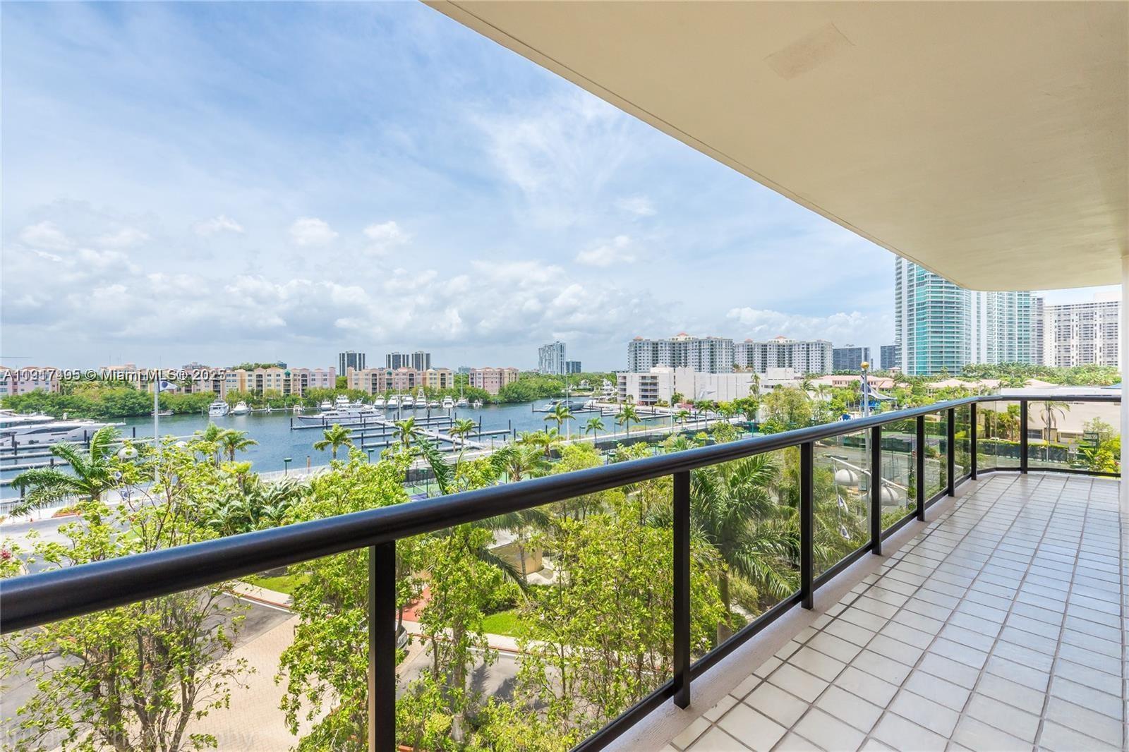 TURNBERRY ISLE SOUTH COND - Residential