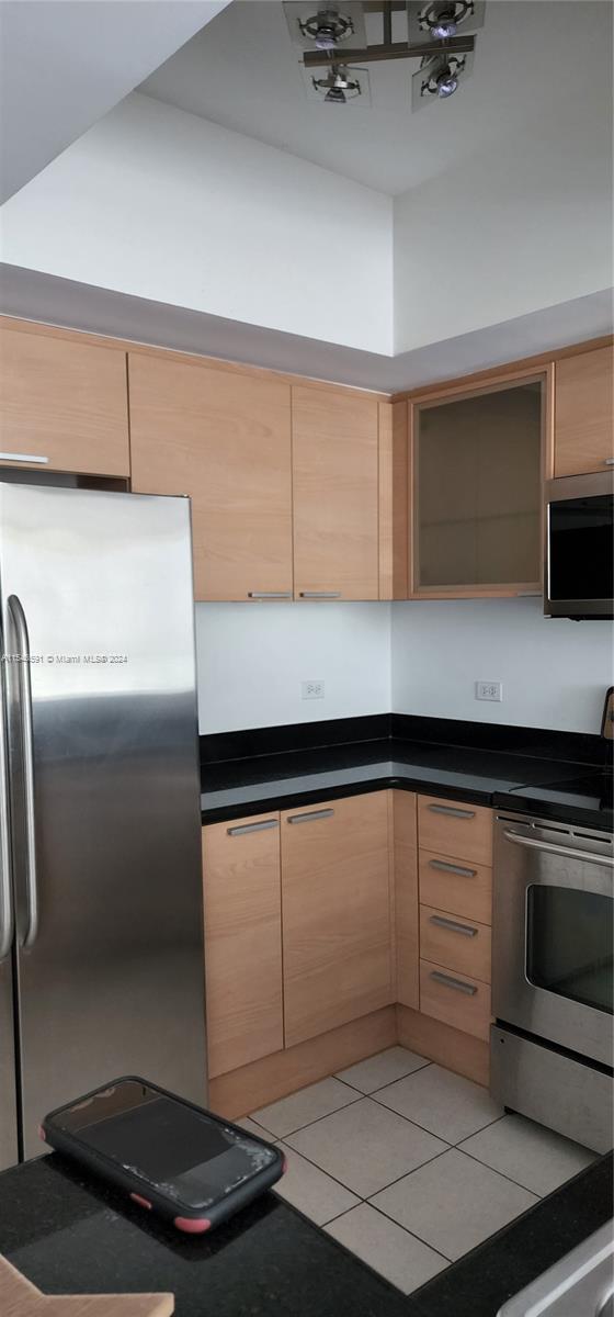 HOLLYWOOD STATION RES CON - Residential Lease