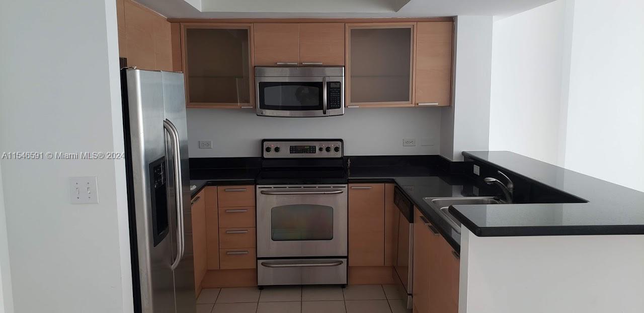 HOLLYWOOD STATION RES CON - Residential Lease