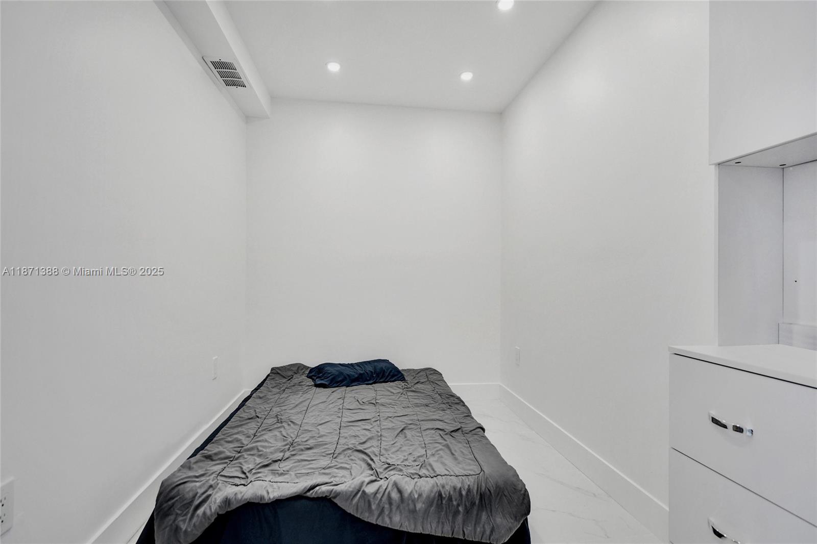 HEMISPHERES CONDO - Residential Lease