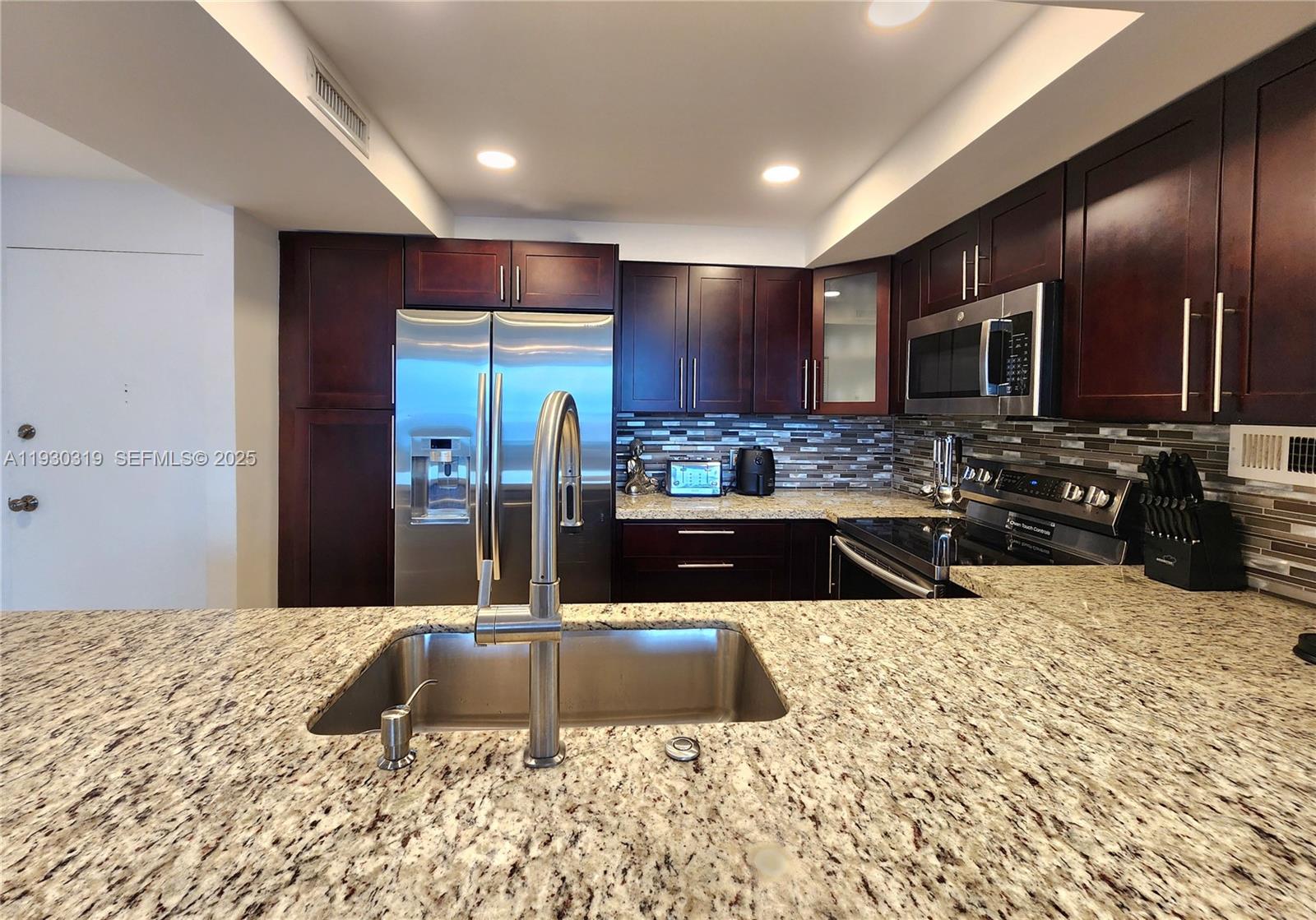 ALEXANDER TOWERS CONDO - Residential