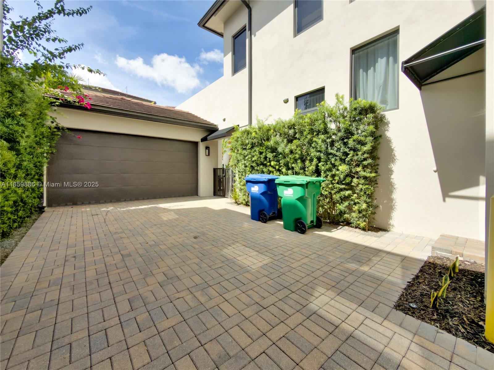 DOWNTOWN DORAL SOUTH PHAS - Residential