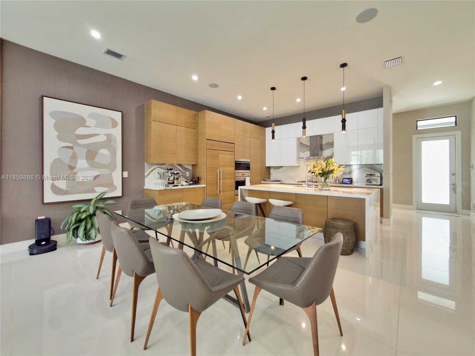 DOWNTOWN DORAL SOUTH PHAS - Residential