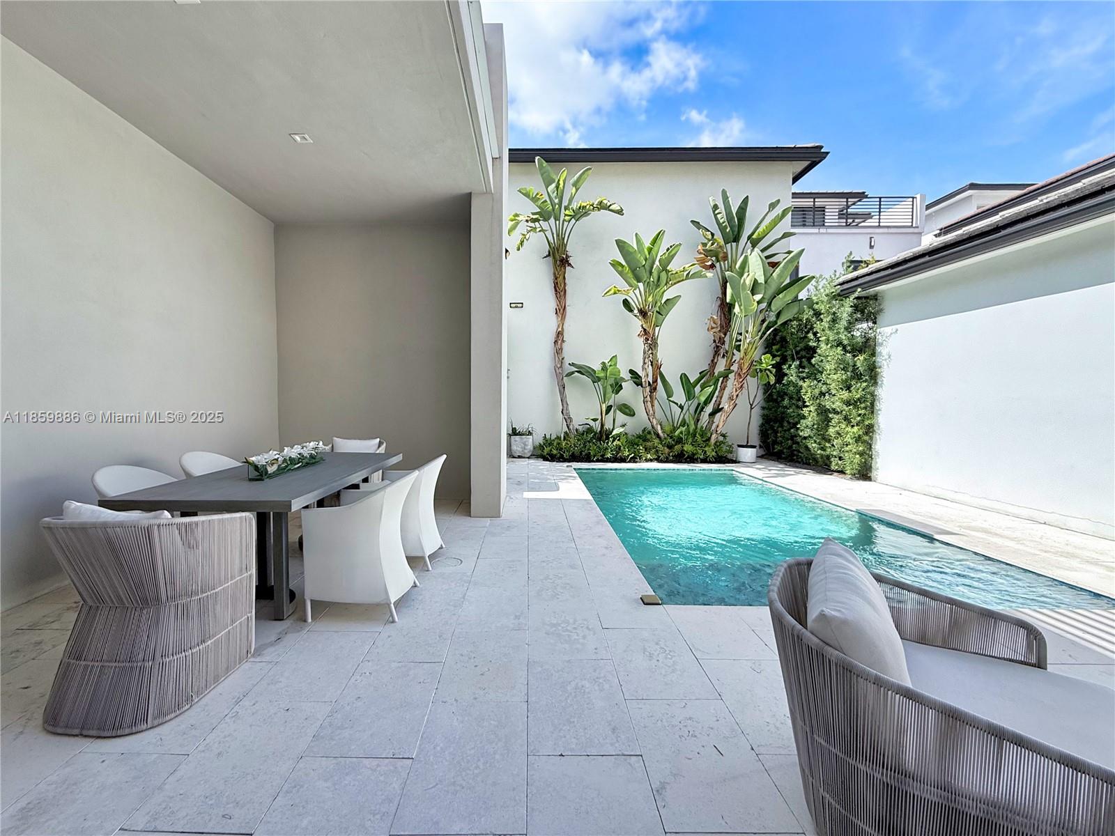 DOWNTOWN DORAL SOUTH PHAS - Residential